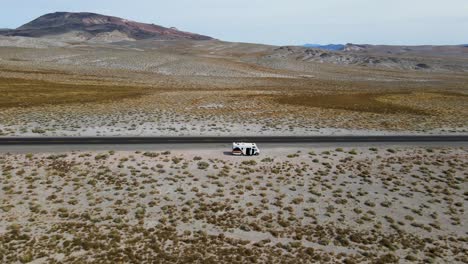 Luftaufnahme-Eines-Wohnmobils-In-Der-Wüste-In-Nevada