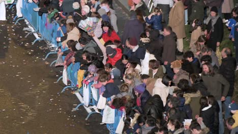 La-Gente-Atrapa-Caramelos-Arrojados-Por-Carrozas-A-Los-Tres-Reyes-Magos,-También-Conocido-Como-El-Desfile-De-Los-Tres-Reyes