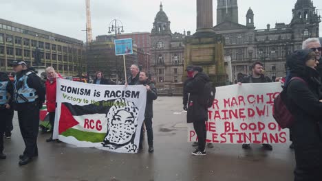 Un-Grupo-De-Contraprotesta-Pro-palestina-En-Un-Lluvioso-Glasgow