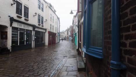 Gente-Caminando-Por-Las-Tranquilas-Calles-De-Whitby,-Un-Tranquilo-Pueblo-De-Pescadores-En-La-Costa-De-Yorkshire,-Inglaterra.