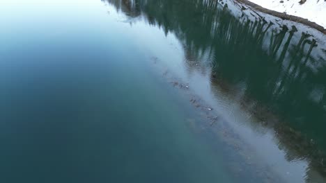 Obersee-Glaris-Suiza-Carretera-Inundada-En-Un-Hermoso-Lago