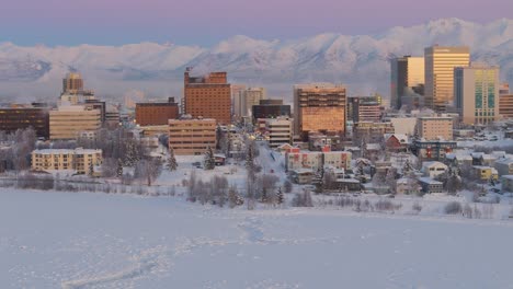 Toma-Aérea-De-Establecimiento-De-La-Ciudad-De-Estados-Unidos-Anchorage,-Estado-De-Alaska,-EE.UU.