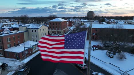 Amerikanische-Flagge-Weht-Während-Der-Wintersaison-In-Einer-Amerikanischen-Stadt