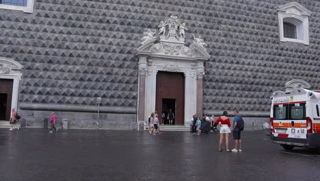 Fachada-Palaciega-Y-Puerta-Ornamentada-A-La-Iglesia-Católica-Barroca-Basílica-De-Gesu-Nuovo,