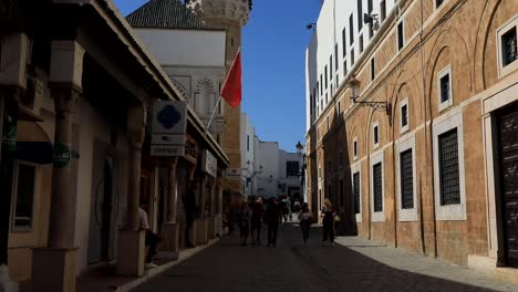 Escena-Diaria-Del-Pueblo-Tunecino-En-La-Antigua-Calle-Adoquinada-De-La-Capital.