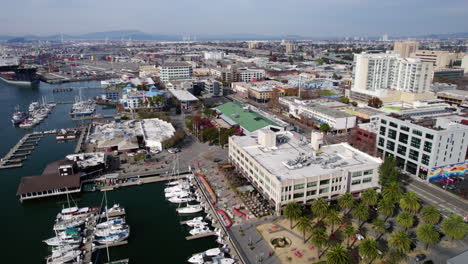 Oakland,-Kalifornien,-USA,-Luftaufnahme-Des-Jachthafens-Und-Der-Gebäude-Am-Wasser-An-Einem-Sonnigen-Tag,-Drohnenaufnahme