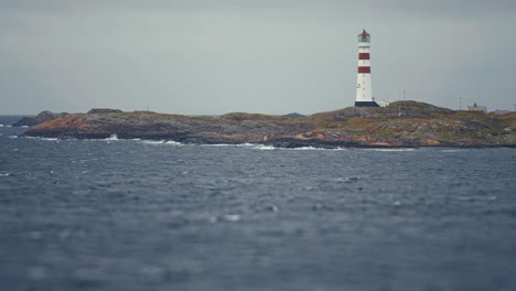 Ein-Einsamer-Oksoy-Leuchtturm-An-Der-Küste-Von-Kristiansand