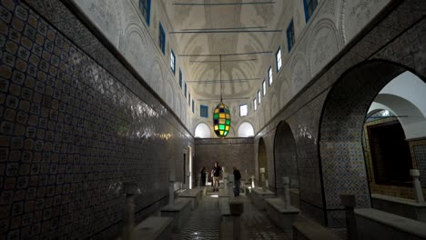 Wunderschön-Geschmücktes-Inneres-Des-Muslimischen-Mausoleums-Tourbet-El-Bay-Mit-Blick-Nach-Unten