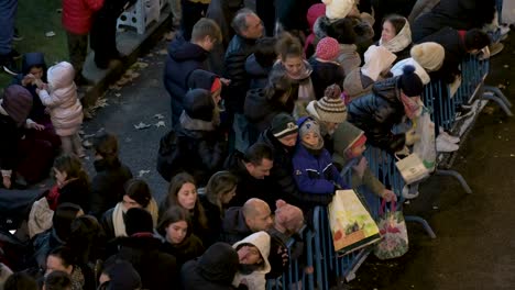 Spanische-Familien-Versammeln-Sich,-Um-Die-Heiligen-Drei-Könige-Zu-Feiern,-Auch-Bekannt-Als-Die-Dreikönigsparade