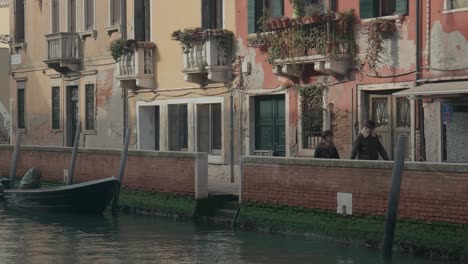 Ambiente-De-Canal-Veneciano-Con-Una-Pareja-Paseando-Tomados-De-La-Mano.