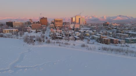 Aerial-Anchorage,-Die-Größte-Stadt-In-Alaska,-USA,-Im-Winter-Schneebedeckt