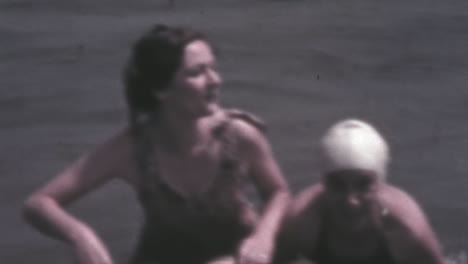 Frauen,-Die-Von-Den-Wellen-Des-Strandes-Mitgerissen-Wurden,-In-Den-1930er-Jahren,-In-Denen-Die-Weltwirtschaftskrise-Farbaufnahmen-Von-Vintage-Filmmaterial-Lieferte