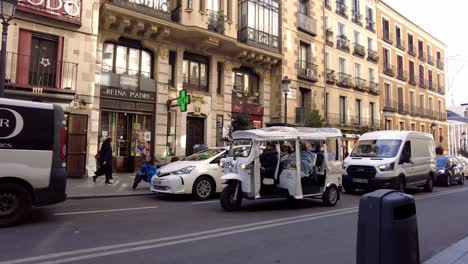 Elektrisches-Tuk-Tuk-In-Madrid,-Spanien,-Fährt-Touristen-Durch-Belebte-Straßen-Im-Stadtzentrum