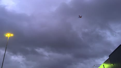 Oscuro-Cielo-Nublado-Amenazante-Durante-Una-Tormenta-Con-Un-Avión-Pasando