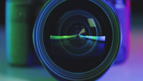 Das-Objektiv-Einer-Fotokamera-Reflektiert-Bunte-Regenbogenfarben,-Prisma-Im-Glas,-Langsame-Kamerabewegung