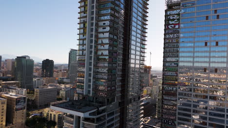 Vista-Aérea-De-Rascacielos-Etiquetados-En-Los-Ángeles-Con-Graffitis-Que-Cubren-Los-Edificios.