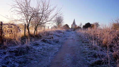 Weite-Aufnahme-Von-Starkem-Winterfrost-Auf-Dem-Weg-Zum-Farley-Mount-Monument,-Großbritannien,-4k