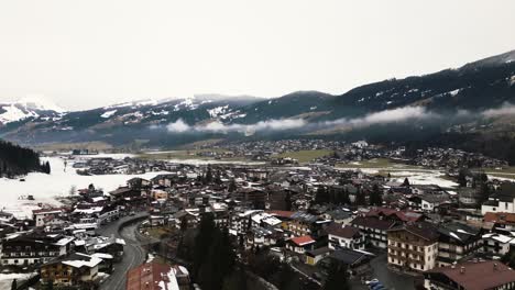 Gemeinde-Kirchberg-An-Einem-Launischen-Und-Nebligen-Tag,-Luftaufnahme-Einer-Drohne