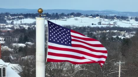 Amerikanische-Flagge-Weht-Vor-Schneebedeckter-Winterlandschaft-In-Der-Stadt