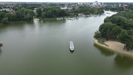 Draufsicht-Auf-Ein-Boot,-Das-Auf-Dem-See-In-Kruszwica,-Polen,-Europa-Segelt,-Totalaufnahme