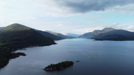 Isla-Y-Barco-En-Loch-Lomond,-Hermosa-Campiña-Escocesa