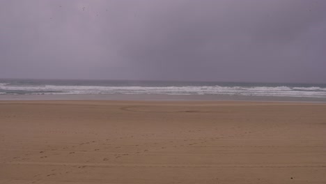 Leere-Strände-Aufgrund-Von-Starkem-Regen-Und-Schlechtem-Wetter-Im-Surferparadies