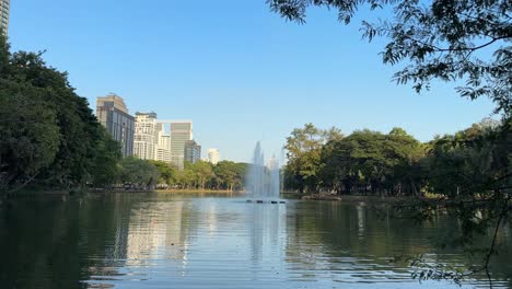 Parque-Recreativo-Lumpini,-Espacio-Verde-En-El-Lago-En-El-Centro-De-Bangkok,-Tailandia