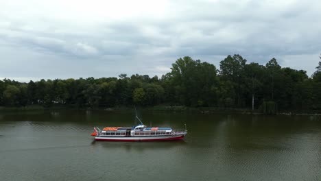 Totale-Aufnahme-Auf-Einem-Segelboot-Auf-Dem-Seewasser-In-Der-Nähe-Von-Wald-Polen-Europa-Luftaufnahme