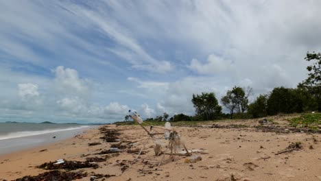 Ein-Zeitraffer-Von-Müll-Und-Meeresplastik,-Das-An-Einen-Abgelegenen-Strand-Im-Norden-Australiens-Gespült-Wurde