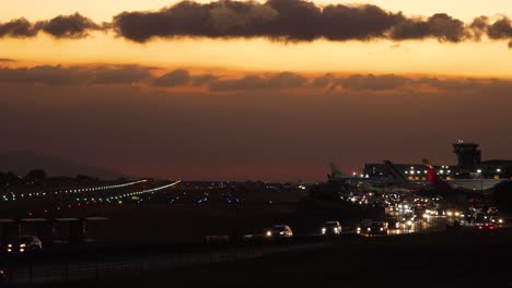 Hermosa-Foto-Del-Tráfico-Alrededor-Del-Aeropuerto-Internacional-Juan-Santa-María-En-Costa-Rica-Al-Atardecer