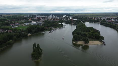 Luftaufnahme-Auf-Einem-Boot,-Das-Auf-Dem-See-In-Kruszwica,-Polen,-Europa-Segelt