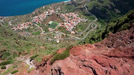 Blick-über-Eine-Rote-Landschaft,-Die-Langsam-Die-Küste-Von-La-Gomera-Mit-Dem-Vulkan-Teide-Im-Hintergrund-Enthüllt,-Spanien