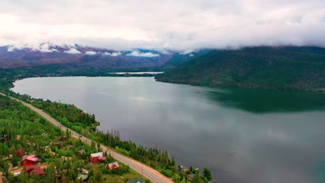 Luftdrohnenansicht-Des-Wunderschönen-Grand-Lake-Und-Des-Shadow-Mountain-Reservoirs-An-Einem-Bewölkten-Sommertag-Mit-Autos,-Die-Auf-Der-Colorado-Highway-Road-Entlang-Der-Bewölkten-Küste-Fahren