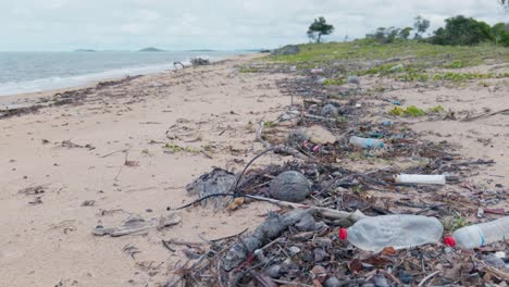 Plastikmüll-Im-Meer-Wird-An-Einen-Abgelegenen-Strand-Im-Hohen-Norden-Australiens-Gespült