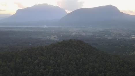 Luftflug-über-Tropischen-Waldhügel-Mit-Blick-Auf-Die-Doi-Luang-Chiang-Dao-Berge-Im-Hintergrund-Während-Der-Goldenen-Stunde