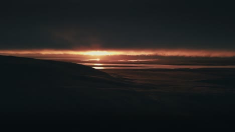 Unglaublich-Wunderschöne-Drohnenluftaufnahme-Eines-Roten-Sonnenuntergangs-Oder-Sonnenaufgangs-An-Einem-Fluss-In-Island