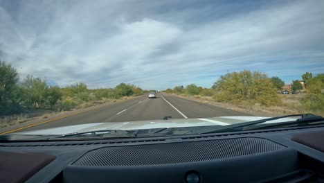 POV---Fahrt-Auf-Der-Interstate-19-Im-Süden-Von-Arizona-An-Einem-Bewölkten-Nachmittag