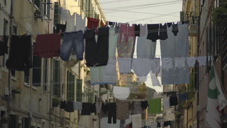 A-Lo-Largo-De-Los-Edificios-Y-Balcones-Se-Extendían-Innumerables-Filas-De-Tendederos-Que-Mostraban-La-Vestimenta-De-La-Nación.