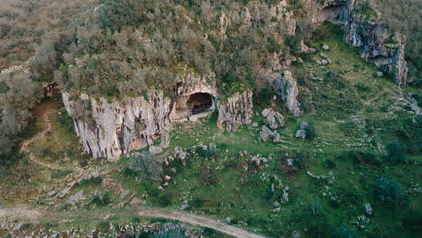 Buracas-Tal-In-Portugal,-Große-Höhle,-Lange-Luftaufnahme