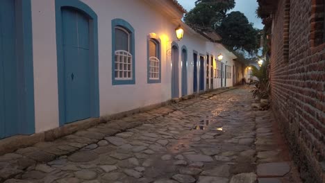 Caminando-En-Un-Pueblo-De-Piedra-En-Una-Ciudad-Colonial-En-Brasil