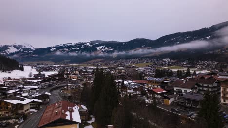 Icónico-Municipio-De-Kirchberg-En-Un-Día-Brumoso,-Vista-Aérea-De-Hiperlapso