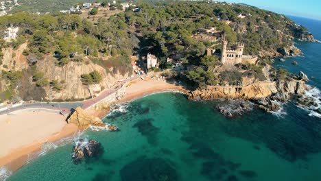 Playa-De-Sa-Caleta-En-Lloret-De-Mar-Castillo-Sobre-Las-Rocas-Turismo-Joven-Noches-De-Fiesta