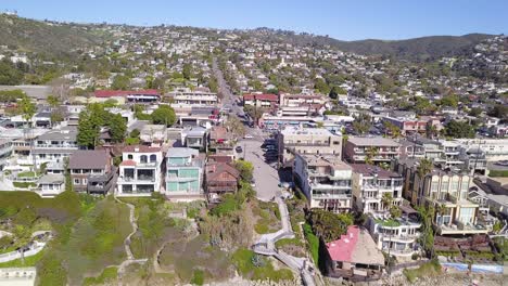 Toma-De-Drones-De-4.000-Propiedades-En-Laguna-Beach,-California,-En-El-Océano-Pacífico-Y-Propiedades-Frente-A-La-Playa-En-Un-Día-Soleado