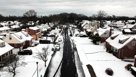 Una-Vista-Aérea-De-Un-Barrio-Suburbano-Después-De-Que-Una-Tormenta-De-Nieve-Cubriera-El-área.