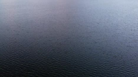 El-Majestuoso-Monte-Fuji-Domina-Un-Lago-Tranquilo-Con-Barcos-Bajo-Un-Cielo-Azul-Claro,-La-Luz-De-La-Tarde