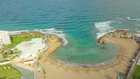 Agia-Triada-Strand-Mit-Klarem-Wasser-Der-Meeresbucht-In-Zypern-An-Einem-Sonnigen-Tag-Von-Oben