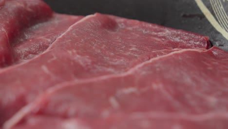 Dünne-Scheiben-Rohes-Rindfleisch-Für-Shabu-Shabu,-Nahaufnahme