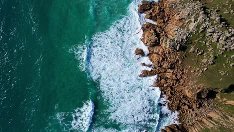 La-Costa-De-Cornualles-Con-Vista-Aérea-Desde-Arriba-Hacia-Abajo-Desde-Un-Dron-Aéreo-Con-Olas-Y-Acantilados