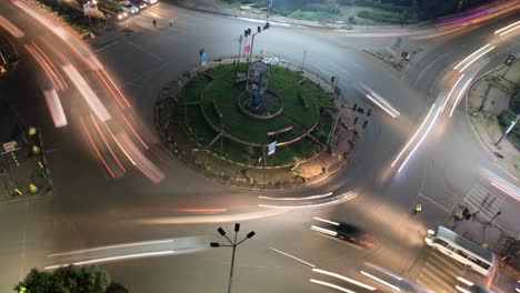Ein-Erhöhter-Zeitraffer-Des-Verkehrs-An-Einem-Kreisverkehr-In-Nairobi