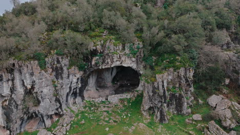 Buracas-Tal-In-Portugal,-Große-Höhle,-Zeitlupen-Drohnenaufnahme